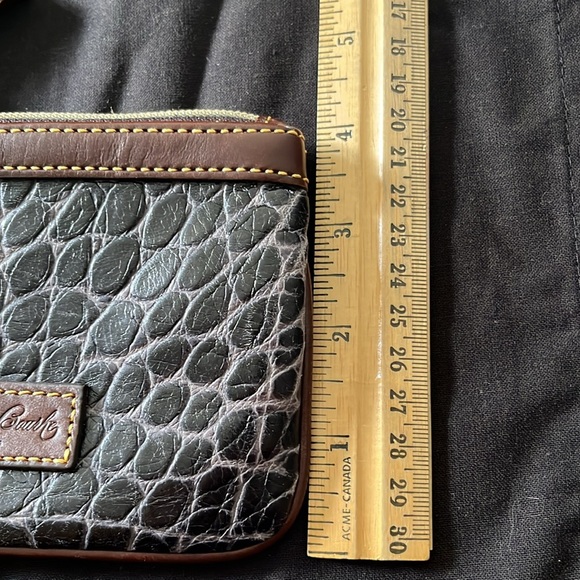 Quality Dooney and Bourke wristlet, leather, excellent condition - Picture 10 of 10